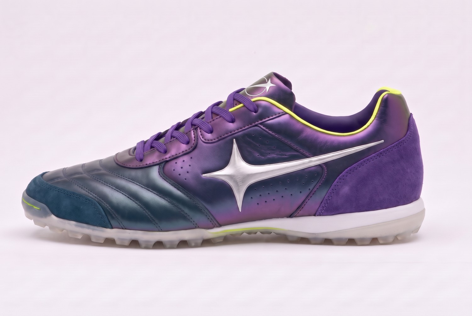 Turf Kicks chameleon, outside